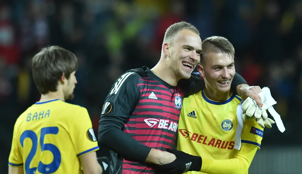 Ekspresi kebahagiaan pemain Bate Borisov pada leg 1,32 besar Liga Europa yang berlangsung di stadion Borisov Arena, Borisov, Jumat (15/2). Arsenal tumbang 0-1 kontra Bate Borisov. (AFP/Sergei Gapon)