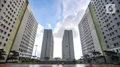 Anak-anak bermain sepak bola di Rusunawa Nagrak, Marunda, Kecamatan Cilincing, Jakarta Utara, Selasa (15/6/2021). Rusunawa Nagrak merupakan salah satu dari program hunian vertikal Pemprov DKI Jakarta sebagai solusi mengatasi kebutuhan tempat tinggal warga Ibu Kota. (merdeka.com/Iqbal S. Nugroho)