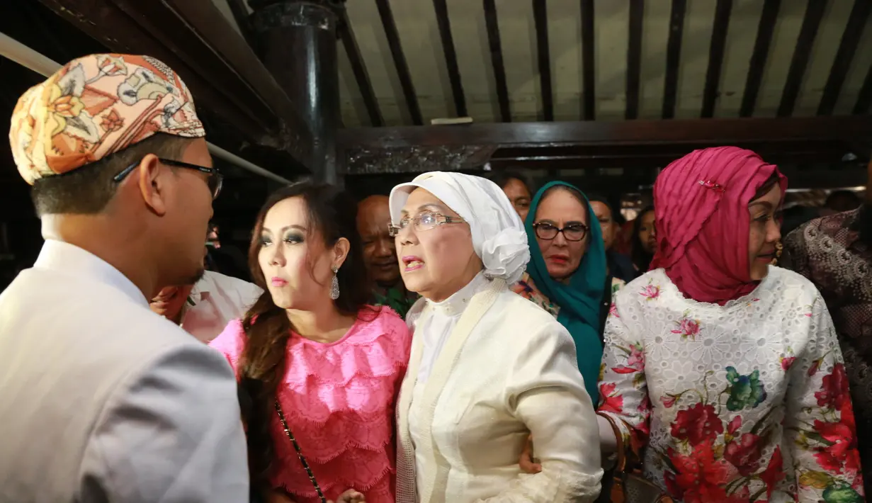 Prosesi akad nikah itu berlangsung cukup ramai dan khidmat dengan Petugas dari KUA Lemahwungkuk, Cirebon, yang bertugas sebagai penghulu serta wali hakim yang menikahkan Ajip dengan Nani. (Adrian Putra/Bintang.com)