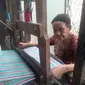 Penenun kain tradisi khas Palembang yang tersisa adalah para perempuan paruh baya. (Liputan6.com/Nefri Inge)