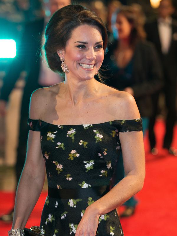 Kate Middleton memperlihatkan senyum manisnya saat tiba di ajang British Academy of Film and Television Awards (BAFTA) di London, Britain, Minggu (12/2). (AFP PHOTO/ DANIEL LEAL-OLIVAS)