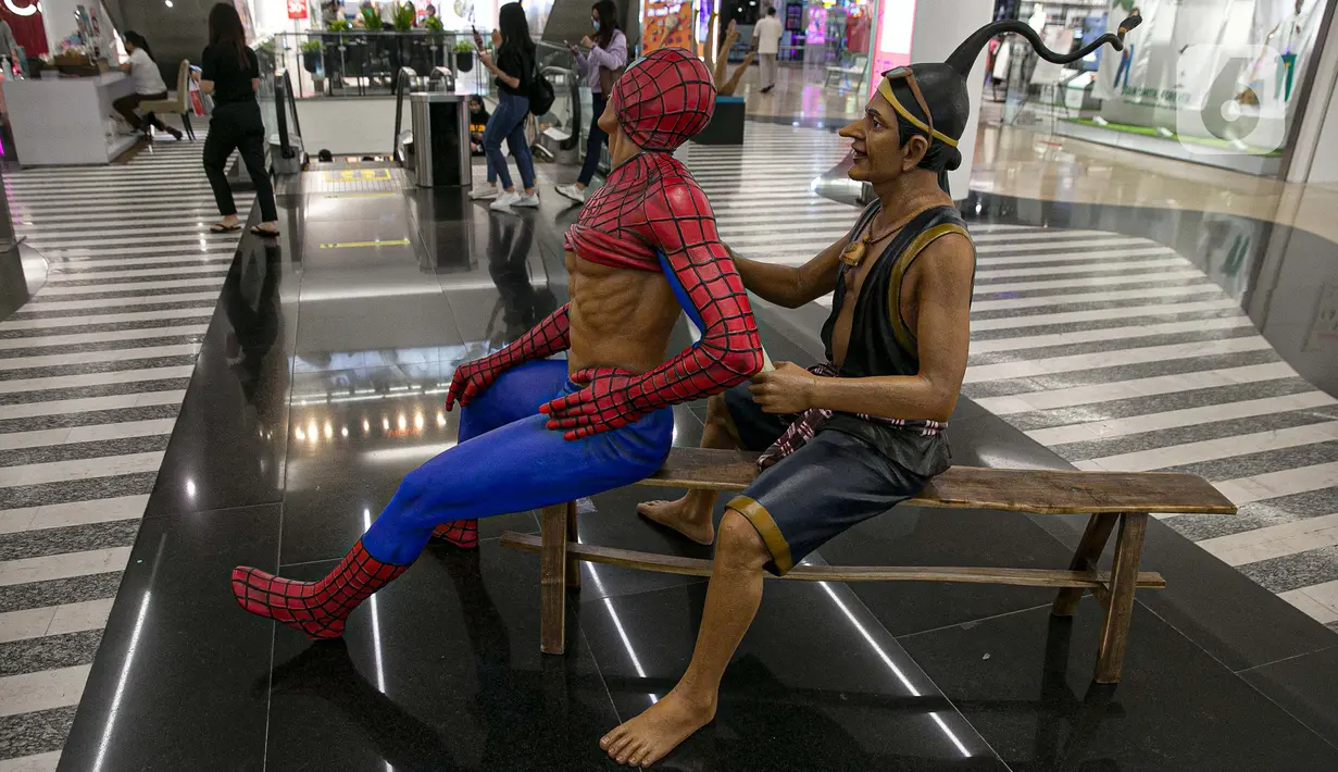 Seni instalasi yang dipamerkan dalam pameran 'Seni yang Tidak Pernah Pudar' di Plaza Indonesia, Jakarta, Senin (15/3/2021). Sebanyak 43 karya dari 21 seniman tersebut merupakan rangkaian acara yang bertemakan '31 Years & Fabulous'. (Liputan6.com/Faizal Fanani)