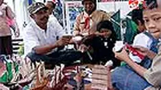 Pameran Batavia Art menampilkan beragam informasi tentang sejarah kota dan budaya Jakarta. Berbagai stan kerajinan hingga jajanan melengkapi ruang pameran.