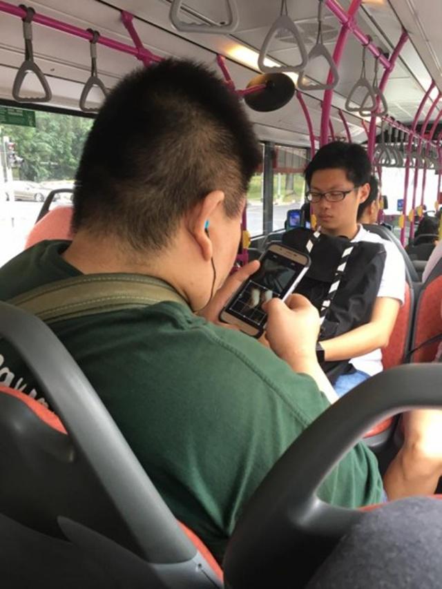 Pria yang suka foto kaki penumpang wanita di dalam bus | Photo: Copyright singaporeseen.stomp.com