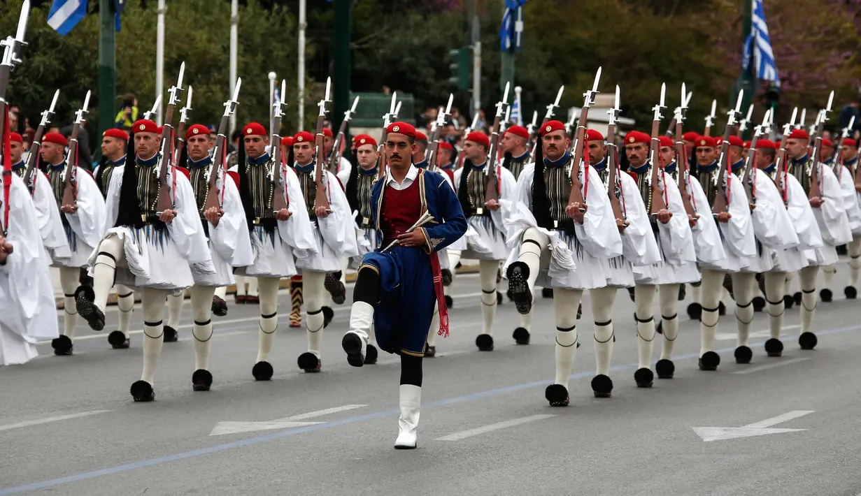 Pasukan pengawal presiden meramaikan parade memperingati Hari Kemerdekaan Yunani di Athena, Minggu (25/3). Parade ini menandai dimulainya perang oleh Yunani untuk memperoleh kemerdekaan dari kesultanan Utsmaniyah pada tahun 1821. (AP/Yorgos Karahalis)