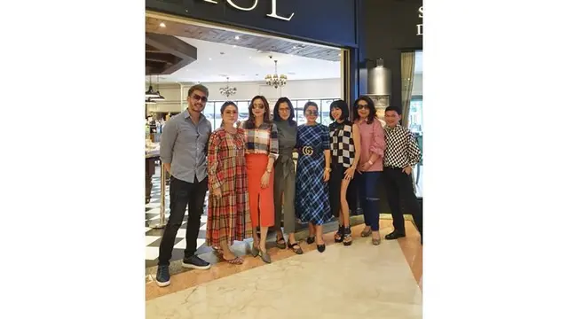 Tak hanya berkumpul, geng sosialita ini juga hangout bersama.