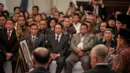 Presiden Jokowi dan Wapres Jusuf Kalla memberikan penghormatan terakhir kepada Dubes Indonesia untuk Pakistan, Burhan Muhammad di Gedung Pancasila, Kementerian Luar Negeri, Jakarta, Selasa (19/5/2015). (Liputan6.com/Faizal Fanani)  