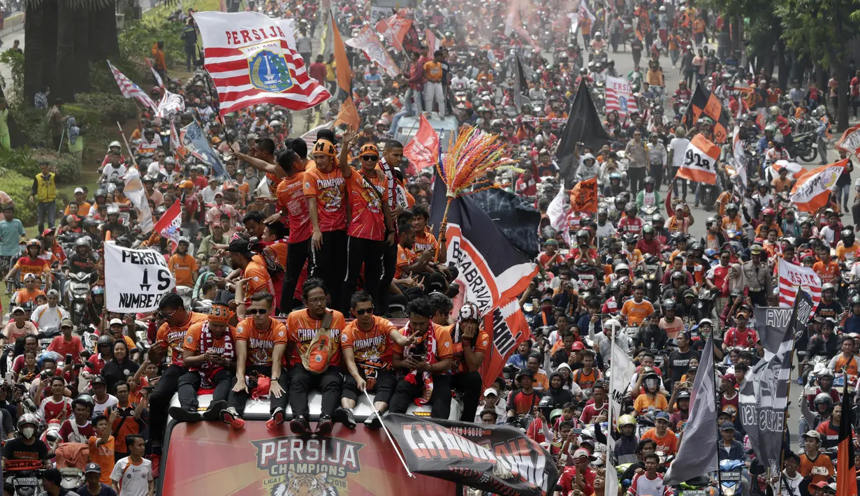 Pemain Persija Jakarta bersama The Jakmania melakukan pawai merayakan gelar juara Liga 1 musim 2018 di Bundaran HI, Jakarta, Sabtu (15/12). Persija berhasil juara Liga 1 usai mengalahkan Mitra Kukar. (Bola.com/M Iqbal Ichsan)