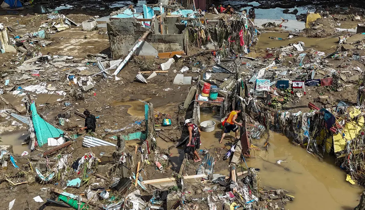 Foto udara menunjukkan rumah-rumah yang rusak akibat terjangan Topan Kalmaegi di Talisay, Provinsi Cebu, Filipina, pada Rabu 5 November 2025. Para pejabat setempat mengatakan bahwa provinsi Cebu menjadi daerah yang paling terpukul. (Jam STA ROSA/AFP)