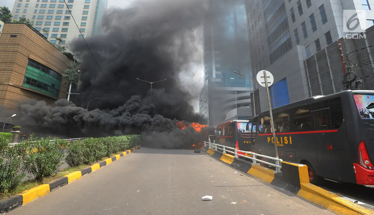 Asap terlihat dari api yang membakar bus polisi di dekat Flyover Slipi, Palmerah, Jakarta Barat, Rabu (22/5/2019). Belum diketahui penyebab terbakarnya dua bus yang terparkir bersama bus polisi lainnya dilokasi tersebut. (merdeka.com/Arie Basuki)