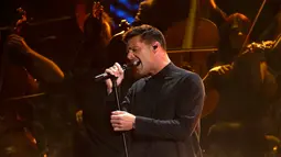 Penampilan penyanyi Ricky Martin di atas panggung Latin Grammy Awards 2015 di Las Vegas, Kamis (19/11). (REUTERS/Mario Anzuoni)