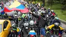 Kenaikan bulanan mencapai 50 persen yang diberlakukan oleh pemerintahan sayap kiri Presiden Gustavo Petro, telah memicu ketidakpuasan dan protes dari para pengunjuk rasa yang pawai menggunakan mobil dan motor untuk memadati kota. (AP Photo/Fernando Vergara)