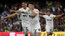Striker Valencia, Kevin Gameiro, merayakan gol yang dicetaknya ke gawang Barcelona pada laga Copa del Rey di Stadion Benito Villamarin, Sevilla, Sabtu (25/5). Barcelona kalah 1-2 dari Valencia. (AFP/Jose Jordan)