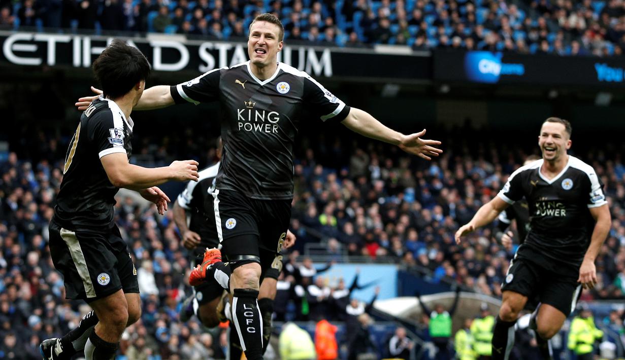 Pemain Leicester City, Robert Huth, merayakan gol ketiga yang dicetaknya ke gawang Manchester City dalam lanjutan Liga Inggris di Stadion Etihad, Manchester, Sabtu (6/2/2016) malam WIB. (AFP/Adrian Dennis)