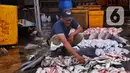 Suasana pasar ikan di Kamal Muara, Jakarta, Jumat (15/4/2022). Pasokan ikan dipastikan aman untuk kebutuhan selama Ramadhan 1443 Hijriah dan Hari Raya Idul Fitri, dengan perkiraan ketersediaan ikan tangkapan dan budidaya April dan Mei 2022 sebesar 2,99 juta ton. (Liputan6.com/Angga Yuniar)