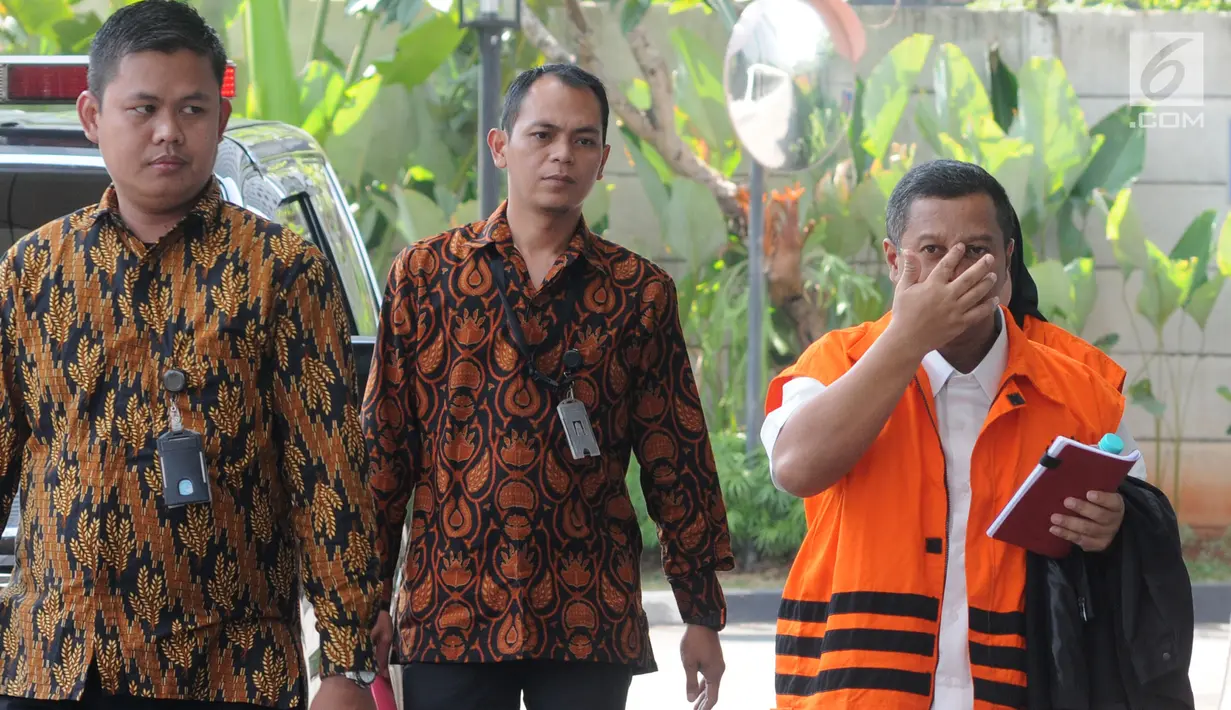Ekspresi tersangka Bupati Mojokerto nonaktif Mustofa Kamal Pasa (kanan) saat tiba di Gedung KPK, Jakarta, Jumat (27/7). KPK kembali memeriksa Mustofa terkait kasus dugaan gratifikasi proyek pemasangan tower. (Merdeka.com/Dwi Narwoko)