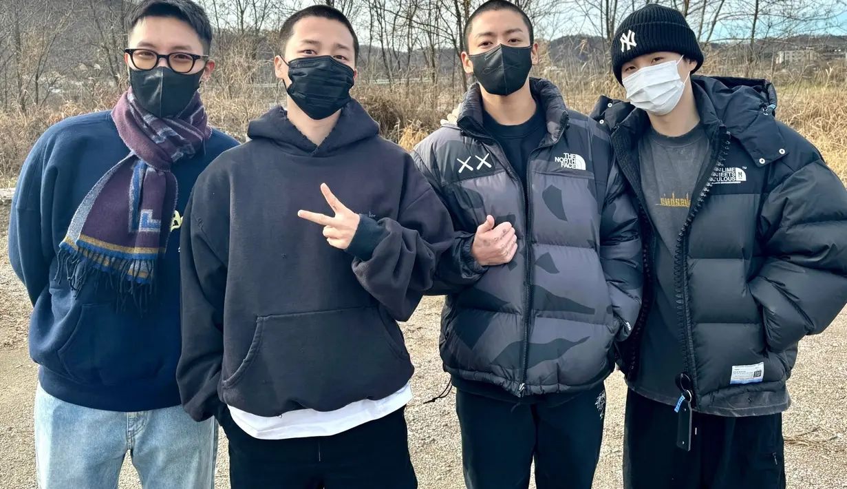 Dalam momen pendaftaran wamil Jimin dan Jungkook, keduanya tampak diantar oleh J-Hope serta Suga. Jimin dan Jungkook juga kembali memperlihatkan potret dengan kepala plontosnya yang langsung menjadi sorotan ARMY atau penggemar BTS. (Liputan6.com/X/@BTS_twt)