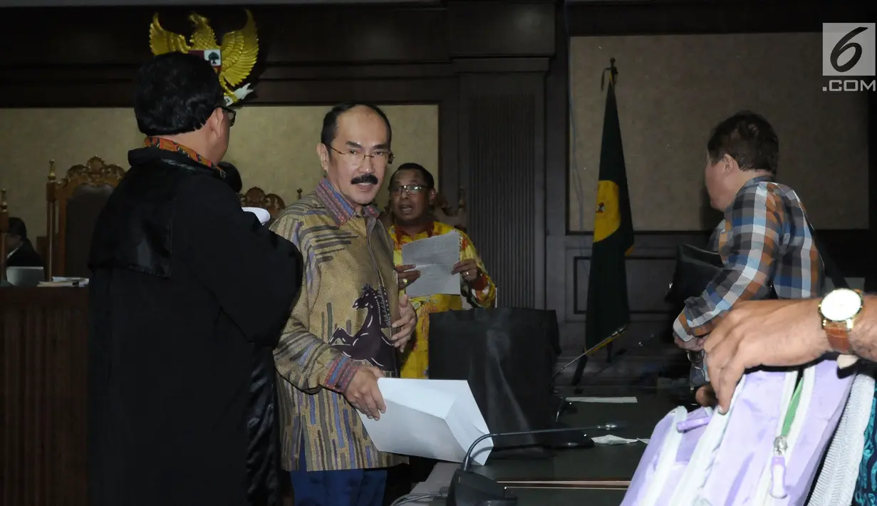 Terdakwa perkara merintangi penyidikan KPK pada kasus korupsi e-KTP, Fredrich Yunadi saat mengikuti sidang lanjutan di Pengadilan Tipikor, Jakarta, Kamis (31/5). Sidang mendengar tuntutan JPU KPK. (Liputan6.com/Helmi Fithriansyah)