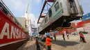 40 unit kereta commuter line asal Jepang diantaranya telah tiba di Pelabuhan Tanjung Priok, Jakarta, Sabtu (12/7/14) (Liputan6.com/Faizal Fanani)