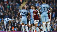 Fernandinho diganjar kartu merah oleh Lee Mason ketika Manchester City bertanding melawan Burnley (2/1/2017). (Reuters/Jason Cairnduff)