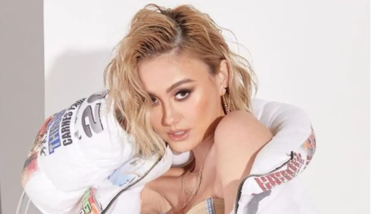 <p>Gaya Agnez Mo Jadi Cover Majalah Fesyen Ternama Amerika Serikat. foto: Instagram @composure.mag. Photographer @joeypucino</p>