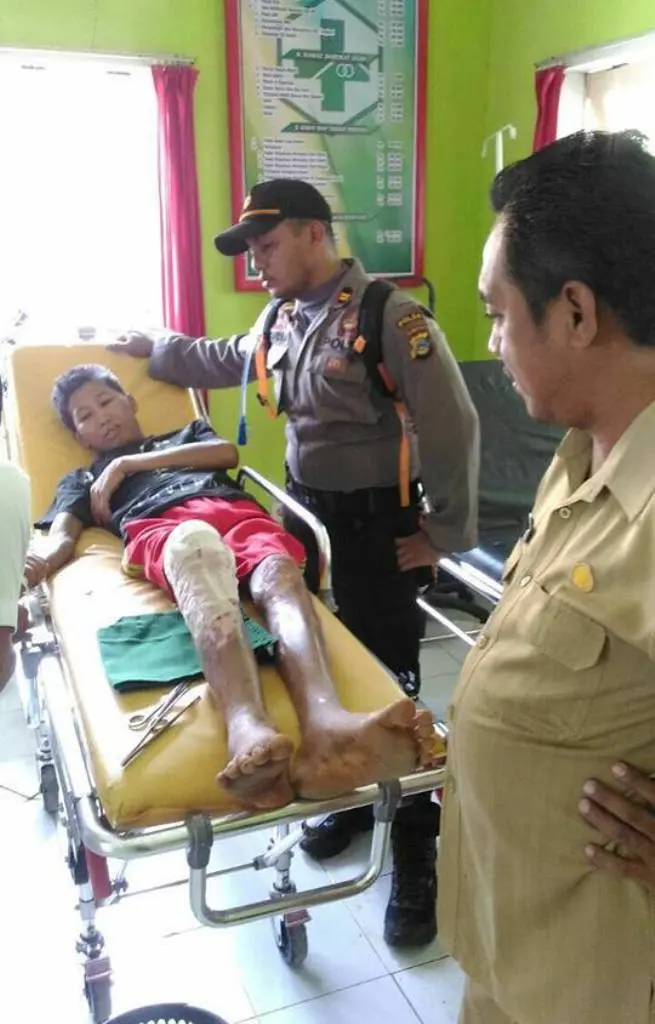 Aksi heroik polisi gendong warga yang sakit ke puskesmas. (Sumber foto: facebook.com/rendy.languju)