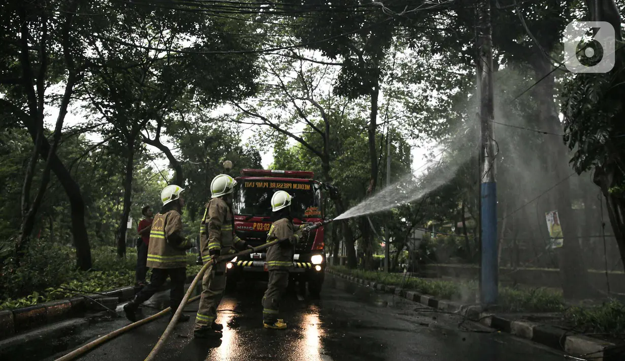 Api tampak masih menyala meski di lokasi sedang turun hujan. (Liputan6.com/Faizal Fanani)
