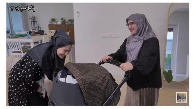 Hamil 5 Bulan, Ini 8 Momen Zaskia Sungkar dapat Kado Spesial dari Fanny Bauty