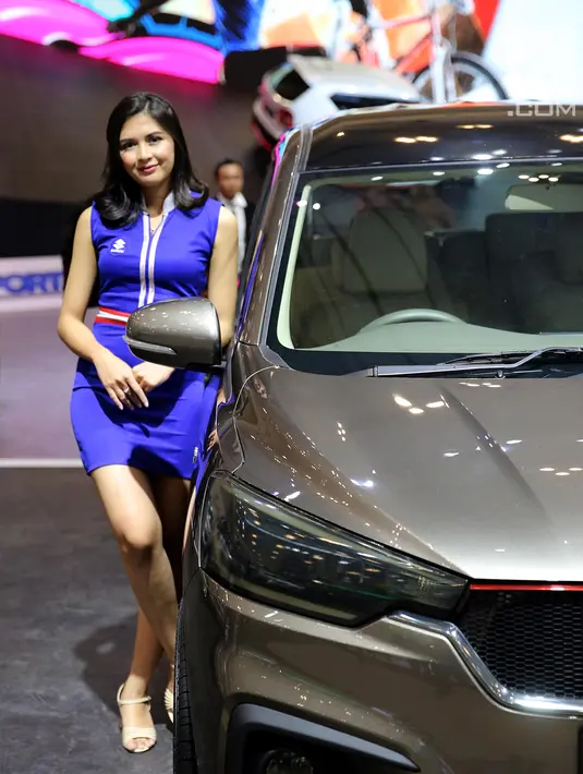 Sales Promotion Girls (SPG) atau model bersanding di samping mobil Suzuki pada pembukaan GIIAS 2018 di ICE BSD, Tangsel, Kamis (2/8). Kehadiran mereka menghiasi perhelatan otomotif GIIAS 2018. (Liputan6.com/Fery Pradolo)