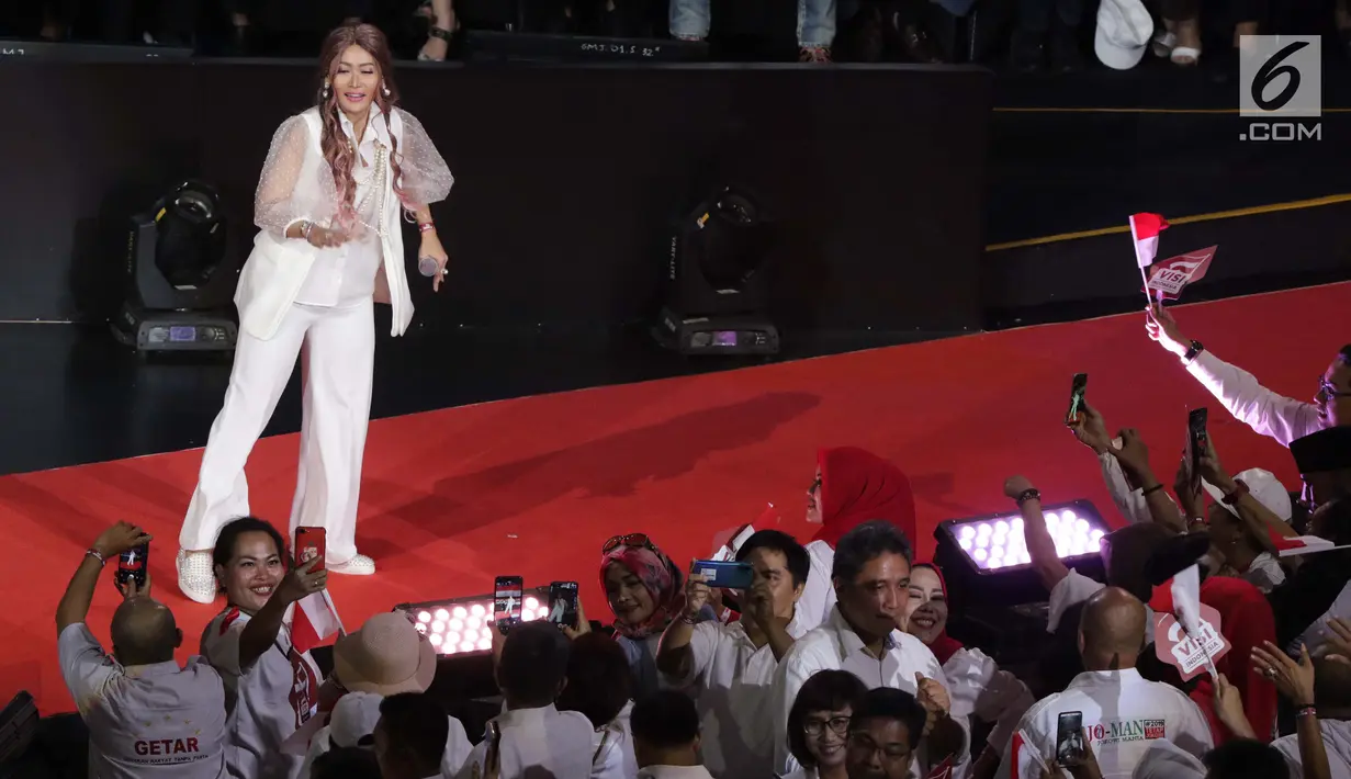 Pedangdut, Inul Daratista saat tampil jelang pidato Visi Indonesia yang akan disampaikan Presiden/Wakil Presiden terpilih 2019-2024, Joko Widodo dan KH Ma’ruf Amin di SICC, Kab Bogor, Jawa Barat, Minggu (14/7/2019). Tiga lagu dinyanyikan menghibur relawan pendukung. (Liputan6.com/Helmi Fithriansyah)