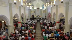 Para jemaat saat melakukan ibadah di Gereja Santo Laurensius, Alam Sutra, Tangerang, Kamis (24/12). Anggota kepolisian dan TNI berjaga disekitaran gereja untuk menanggulangi hal - hal yang tidak diinginkan. (Liputan6.com/Faisal R Syam)