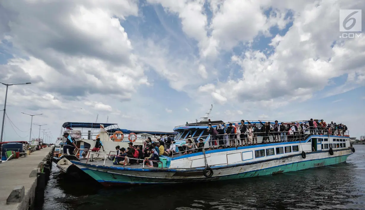 Penumpang berada di kapal wisata usai berlibur perayaan pergantian Tahun Baru 2018 di Pelabuhan Kali Adem, Jakarta, Senin (1/1). Warga padati Kali Adem usai liburan Tahun Baru dari Kepulauan Seribu. (Liputan6.com/Faizal Fanani)