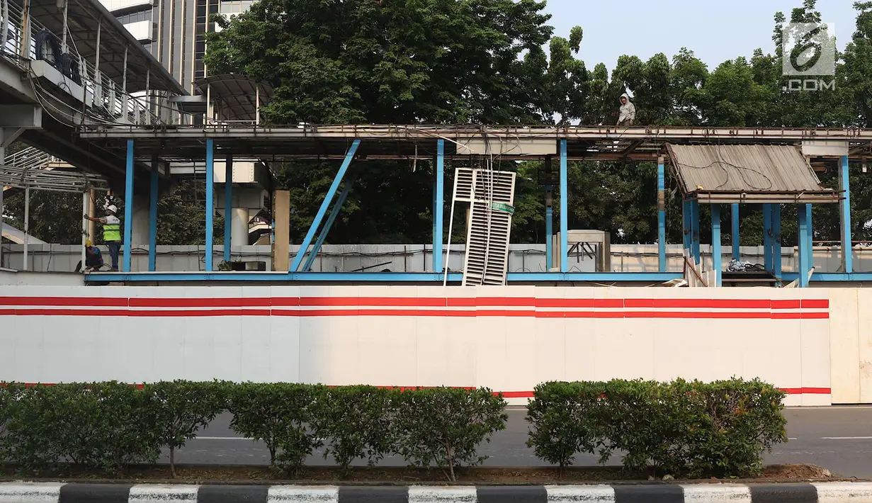 Pekerja membongkar Halte Transjakarta Setia Budi Utara di kawasan Kuningan, Jakarta, Rabu (10/10). Pembongkaran dilakukan terkait proyek LRT yang melintas di sepanjang jalan tersebut. (Liputan6.com/Immanuel Antonius)