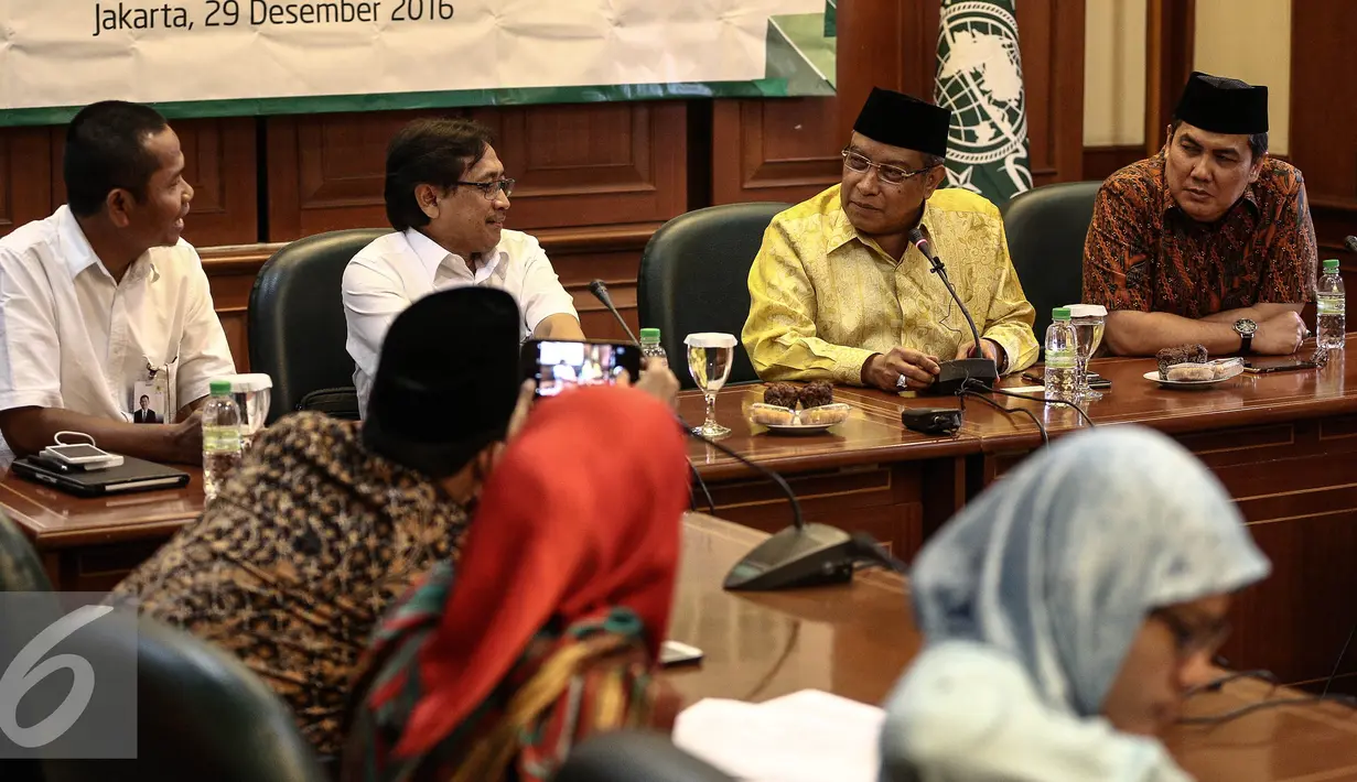 KH. Said Aqil berbincang dengan Direksi PLN Amir Rosidin jelang penandatangan MoU di Gedung PBNU, Jakarta, Kamis (29/12). Kerjasama dilakukan dalam bentuk pemberian Beasiswa Cahaya Pintar untuk 50 Mahasiswa Nahdhatul Ulama. (Liputan6.com/Faizal Fanani)