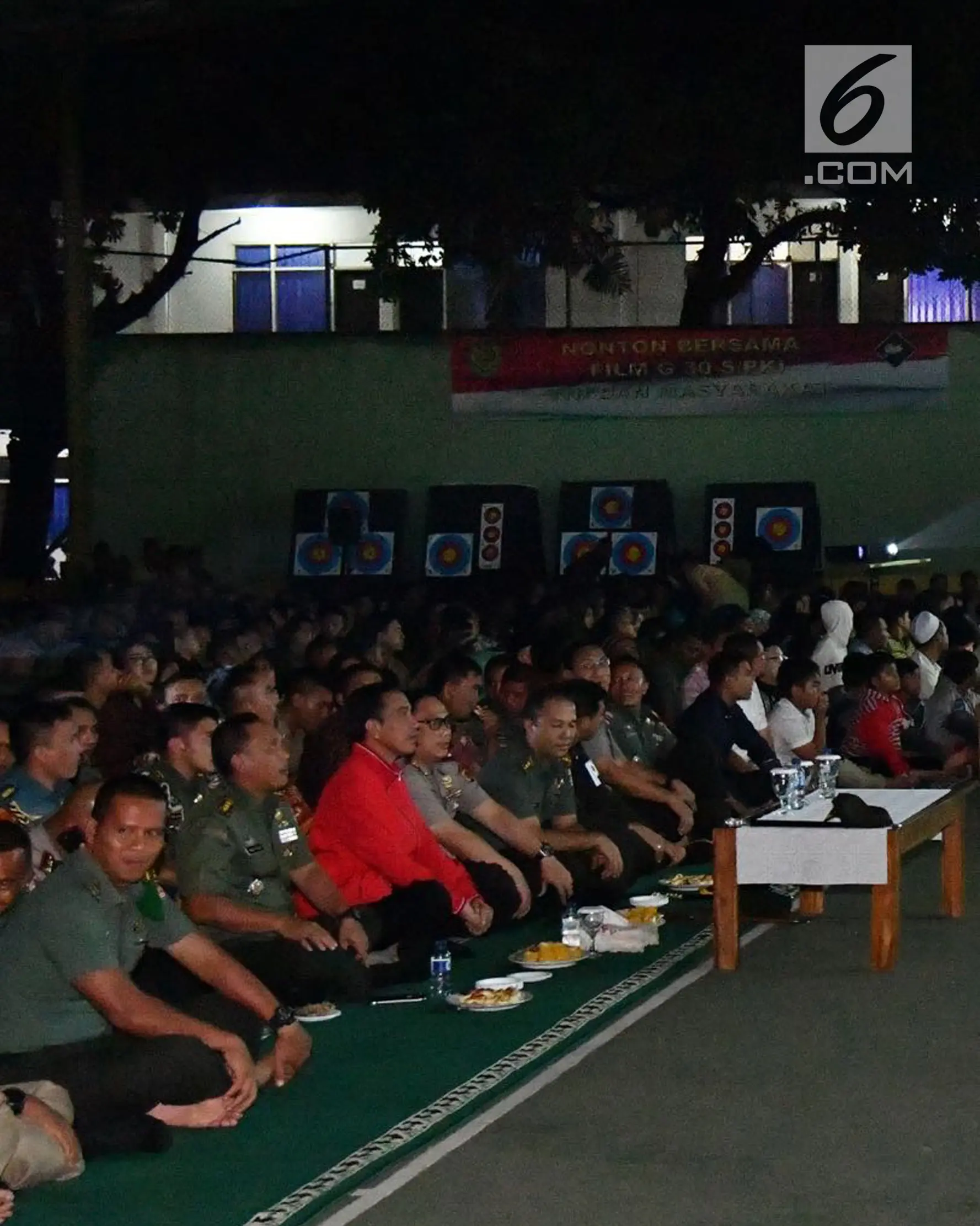 Presiden Joko Widodo bersama jajaran TNI, Polri dan masyarakat Bogor nonton bareng film 'Pengkhianatan G30S/PKI' di Bogor (29/9). (Foto: Laily Rachev - Biro Pers Setpres)