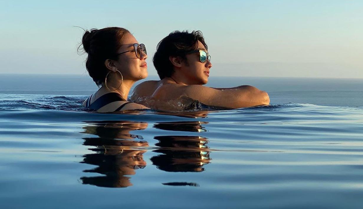 Potret Mesra Caesar Hito dan Felicya Angelista di Kolam ...