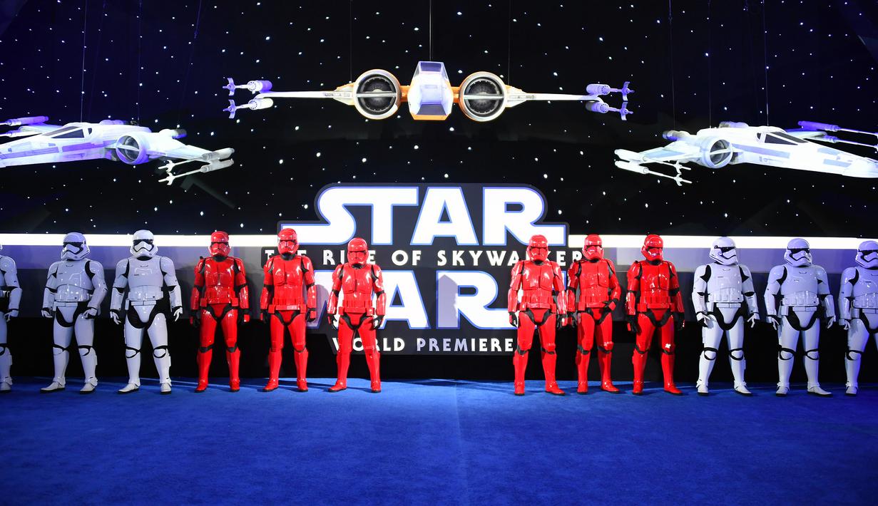 Prajurit tentara Stormtrooper menghadiri world premiere film Star Wars: The Rise of Skywalker di Hollywood, California, Senin (16/12/2019). Film Star Wars: The Rise of Skywalker dibintangi oleh Daisy Ridley, John Boyega, Oscar Isaac, Lupita Nyong’o, dan Andy Serkis. (Jesse Grant/Getty Images /AFP)