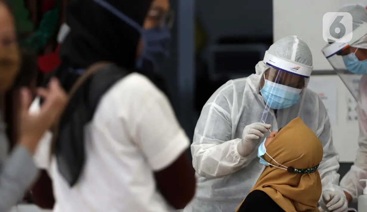 Calon penumpang kereta api jarak jauh melakukan Rapid Test Antigen di area Stasiun Senen Jakarta, Kamis (24/12/2020). Stasiun Pasar Senen menjadi salah satu stasiun yang mulai ramai didatangi calon penumpang kereta api jarak jauh pada masa libur Natal 2020. (Liputan6.com/Helmi Fithriansyah)