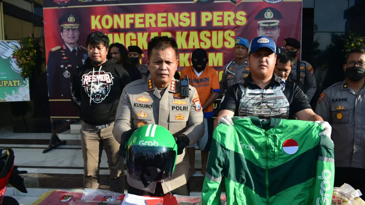Jaket ojol yang digunakan pelaku penembakan juragan rongsokan di Sidoarjo. (Dian Kurniawan/Liputan6.com)
