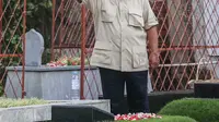 Prabowo menyapa warga yang menyaksikan kehadirannya berziarah ke makam ayahnya di TPU Karet BIvak Jakarta. (Liputan6.com/Angga Yuniar)