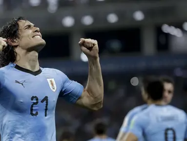 Edinson Cavani merayakan golnya ke gawang Portugal pada laga 16 besar Piala Dunia 2018 di Fisht Stadium, Sochi, Rusia, (30/6/2018). Portugal Kalah 1-2. (AP/Andre Penner)