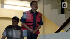 Komisaris PT Hanson International Tbk (MYRX), Benny Tjokrosaputro bersiap untuk menjalani pemeriksaan oleh penyidik Kejaksaan Agung tiba di Gedung KPK, Selasa (18/02/2020).  Benny diperiksa sebagai tersangka terkait kasus dugaan korupsi di PT Asuransi Jiwasraya (Persero). (merdeka.com/Dwi Narwoko