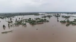 Area pencarian diperluas hingga ke wilayah pedesaan yang mengalami dampak parah dari banjir kiriman ini. (AP Photo/Jahan Zeb)