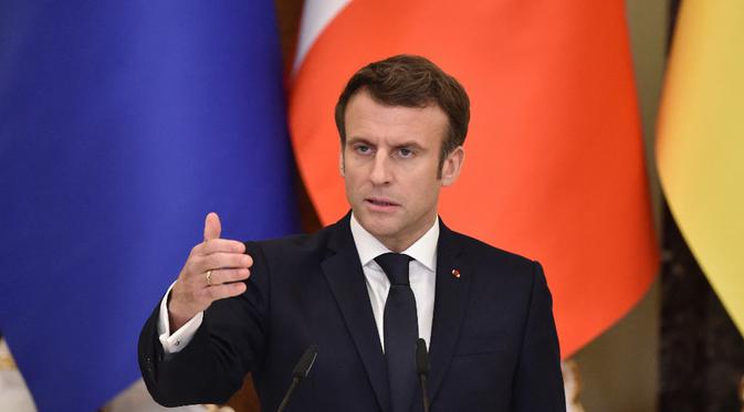 Presiden Prancis Emmanuel Macron memberi isyarat saat konferensi pers bersama Presiden Ukraina setelah pertemuan mereka di Kyiv, Ukraina, 8 Februari 2022. Volodymyr Zelensky berharap segera mengadakan pertemuan puncak dengan pemimpin Rusia, Prancis, dan Jerman. (Sergei SUPINSKY/AFP)