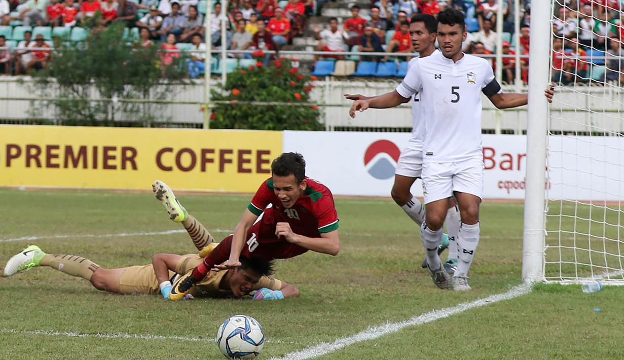 Kiper Thailand U-19, Kantaphat Manpati, mengantisipasi serangan Timnas Indonesia U-19 pada laga Piala AFF U-18 di Stadion Thuwunna, Yangon, Jumat (15/9/2017). Manpati berkali-kali mengagalkan kesempatan Indonesia. (Bola.com/Yoppy Renato)