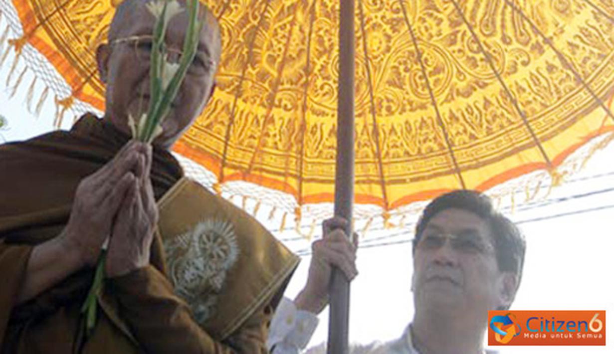 Citizen6, Makassar: Seorang biksu ikut dalam mengarak patung sang budha di Makassar, selasa(17/05). Para biksu ini didatangkan langsung dari Kamboja untuk merayakan hari raya waisak 2555.