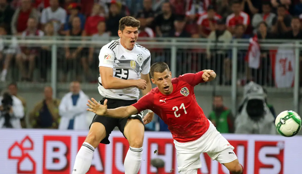 Pemain Jerman, Mario Gomez (kiri) berebut bola dengna Stefan dalam laga persahabatan melawan Austria di Klagenfurt, Austria, Sabtu (2/6). Timnas Jerman takluk 1-2 dari Austria. (AP Photo/Ronald Zak)