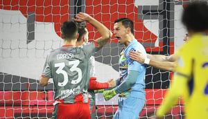 Selebrasi kiper Cremonese asal Indonesia, Emil Audero Mulyadi usai melakukan penyelamatan saat menjamu Hellas Verona dalam lanjutan Serie A 2025/2026, Selasa (20/1/2026) dini hari WIB, (Instagram Emil Audero Mulyadi)