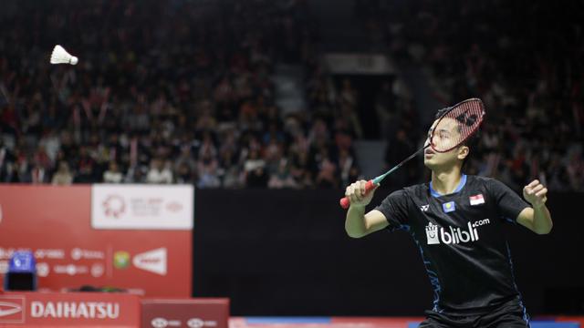 Tunggal putra Indonesia, Anthony Ginting, berusaha mengembalikan kok saat melawan tunggal Jepang. (Bola.com/Yoppy Renato)