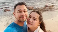 Ayah dan ibu dari Rafathar dan Rayyanza ini memang tetap terlihat mesra di usia pernikahan ke-8. Keduanya tetap harmonis menjalani rumah tangga. Momen keduanya berlibur di pantai pun curi perhatian. (Liputan6.com/IG/raffinagita1717)